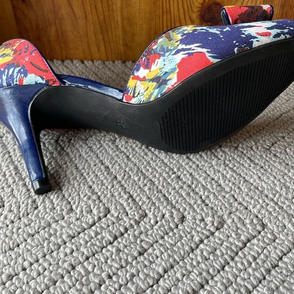 COACH AND FOUR HEEl SHOE - Picture 3 of 7